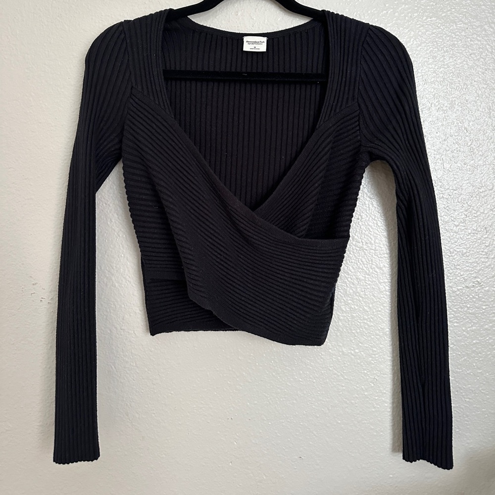 Abercrombie and Fitch Black long sleeve crossover crop top ribbed size medium